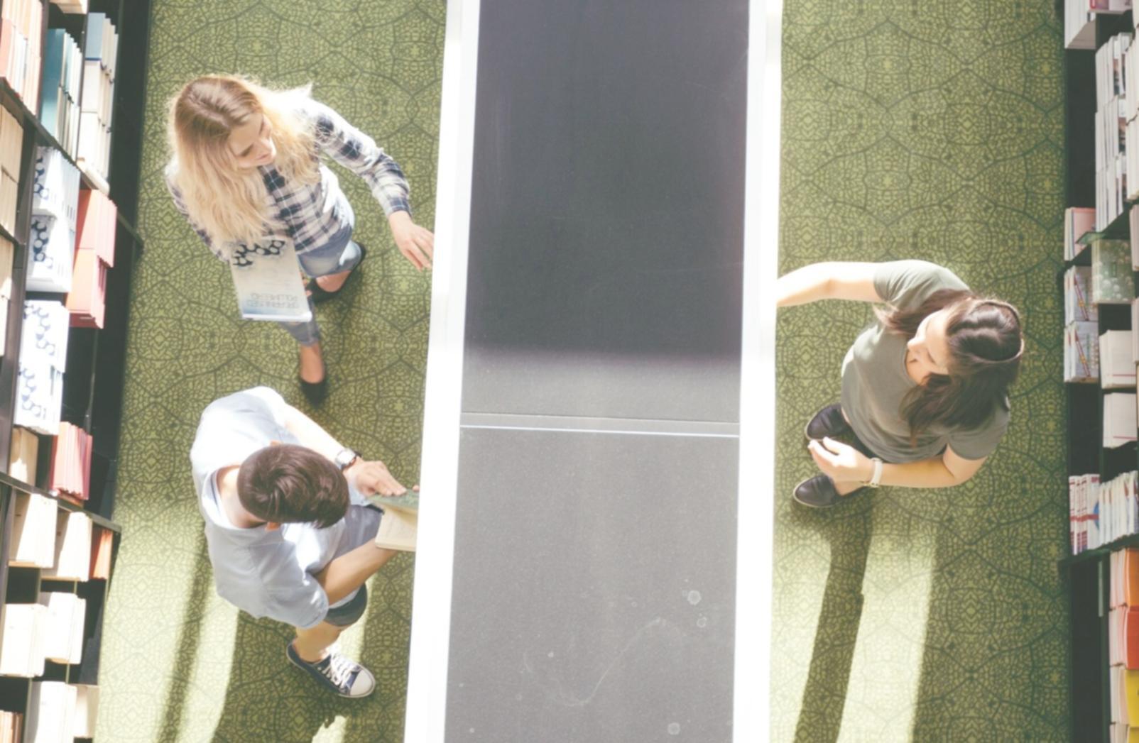 Equipo de trabajo en reunión de consultoría financiera