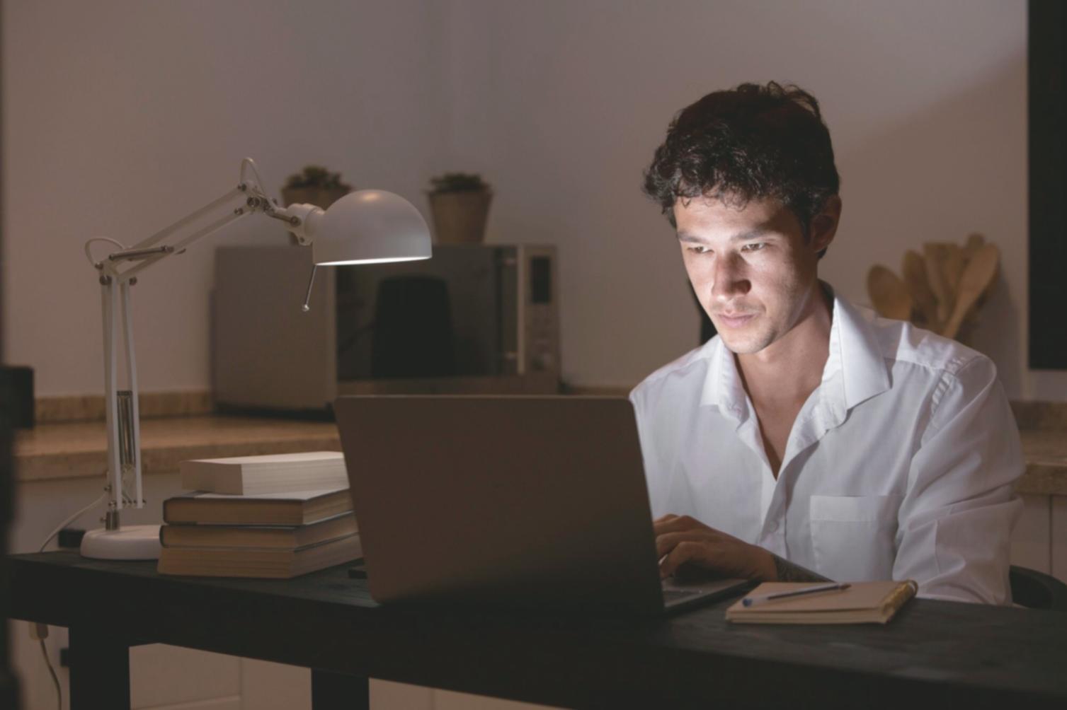 Ambiente de trabajo en taller presencial de finanzas empresariales